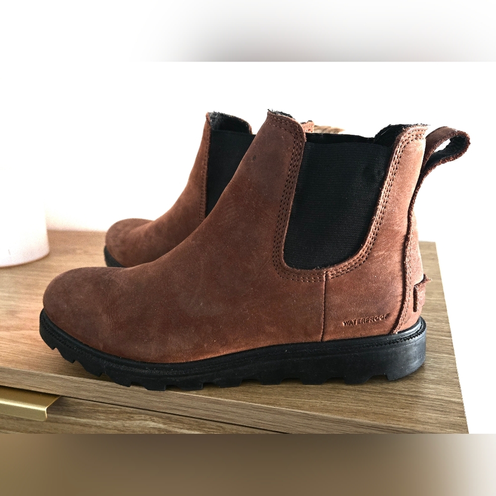 Sorel Waterproof Chelsea Boots sz 6
